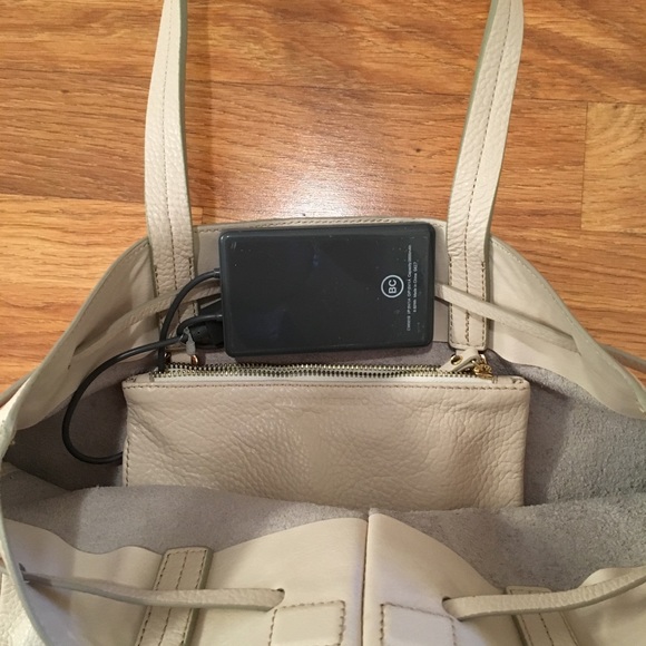 Banana Republic Phone-charging Leather Tote - Picture 6 of 7